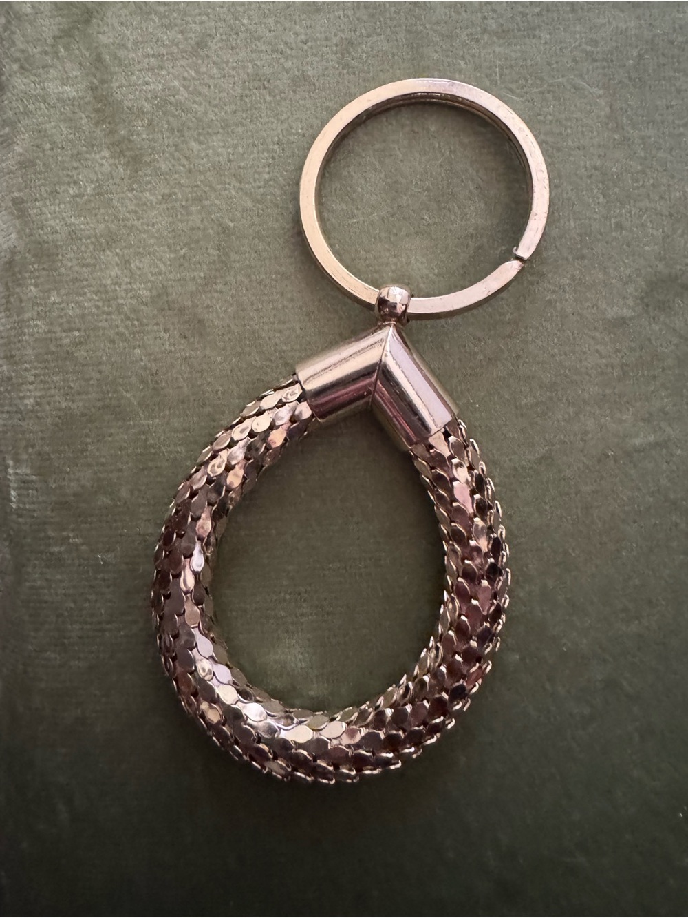 Vintage Gold Tone Metal Mesh Teardrop Keychain Retro Key Ring Unsigned